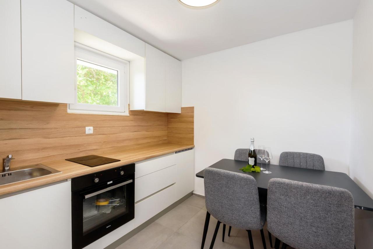 Apartmán Family House Grey Duboka Exteriér fotografie