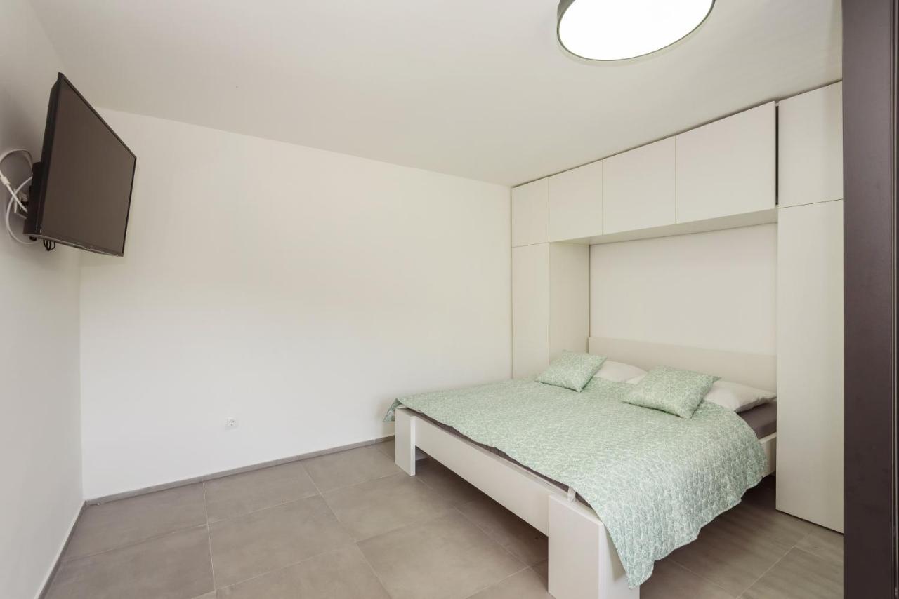 Apartmán Family House Grey Duboka Exteriér fotografie